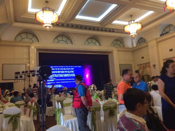 Where blue screen appears on a wedding