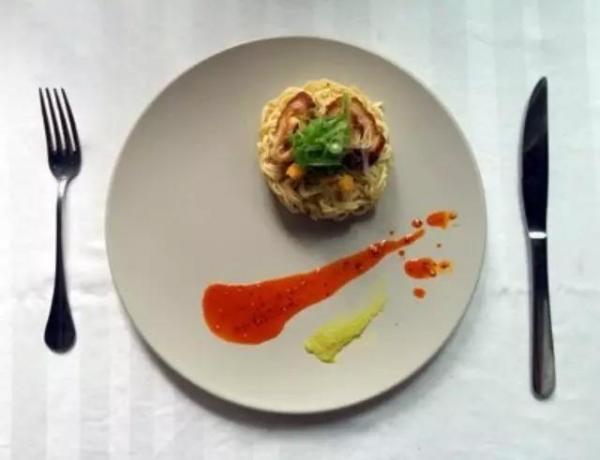 How to eat instant noodle like beef steak
